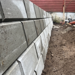 Støttemur af betonfliser i have i Viborg