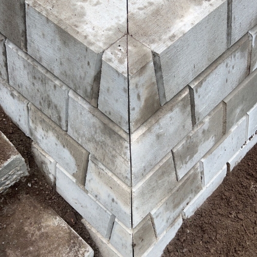 Støttemur i betonfliser i Herning