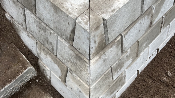 Støttemur i betonfliser i Herning