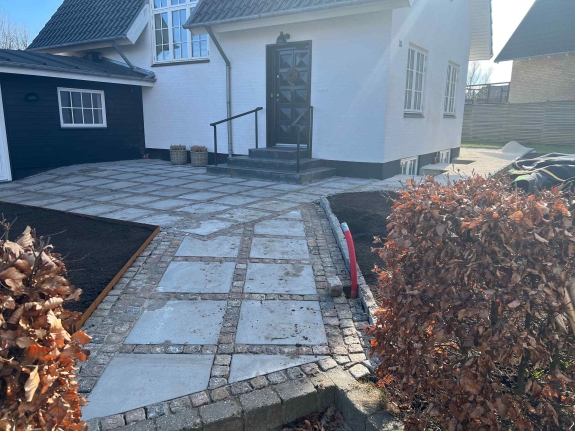 Få professionel belægning af vores anlægsgartner i Viborg