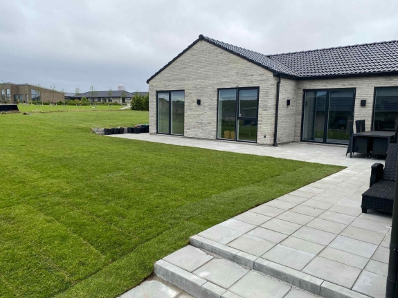 Anlægsgartner i Viborg til lægning af græsplæne