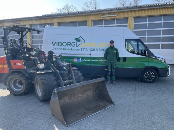 Ring eller skriv til os i dag - så står vi som anlægsgartner i Viborg klar til at hjælpe dig