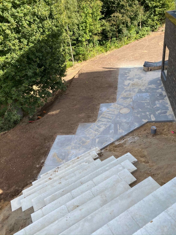 Som anlægsgartner i Viborg laver vi flotte trapper til din have